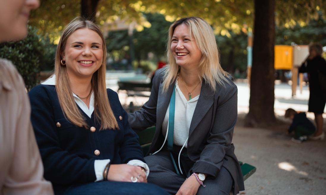 Deux jeunes femmes blondes sourient à la caméra