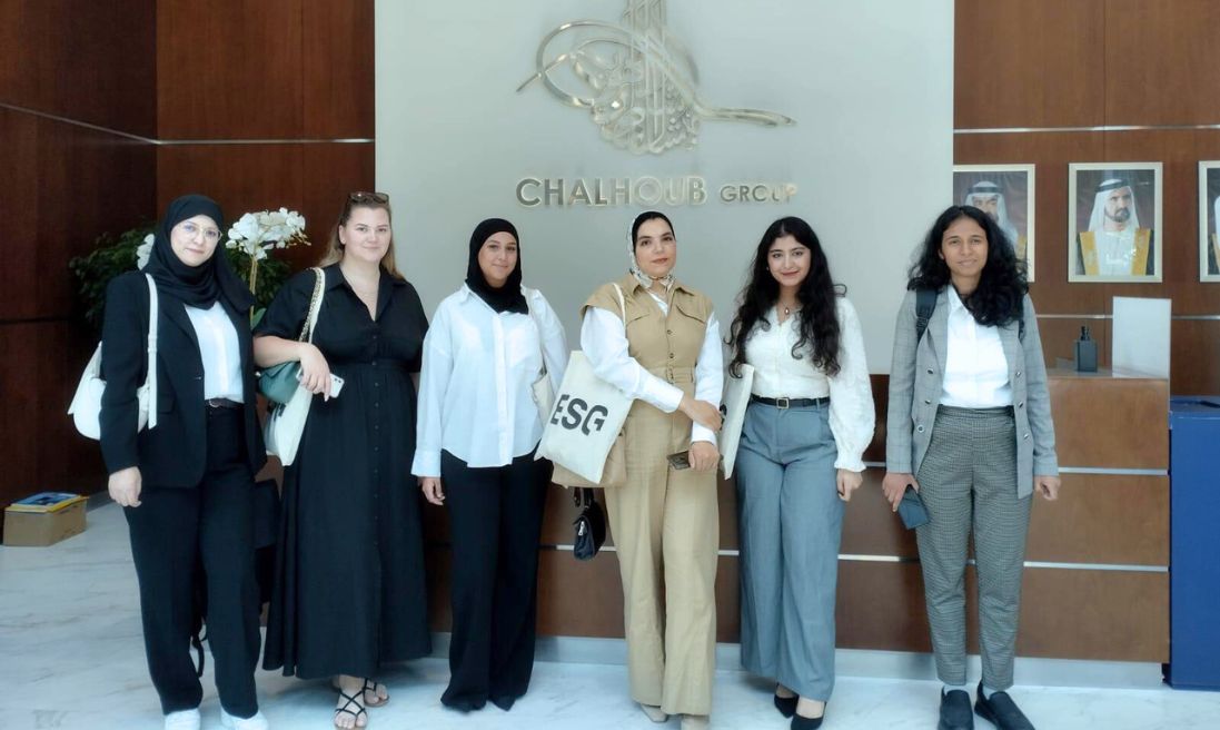 Six jeunes femmes en tenue professionnelle dans le hall d'un grand bâtiment de luxe