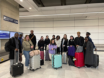 Groupe d'étudiants à l'aéroport