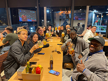 Groupe d'étudiants au bar