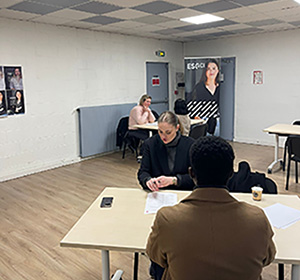 2 étudiants assis à une table avce en fond un kakemono de esgci